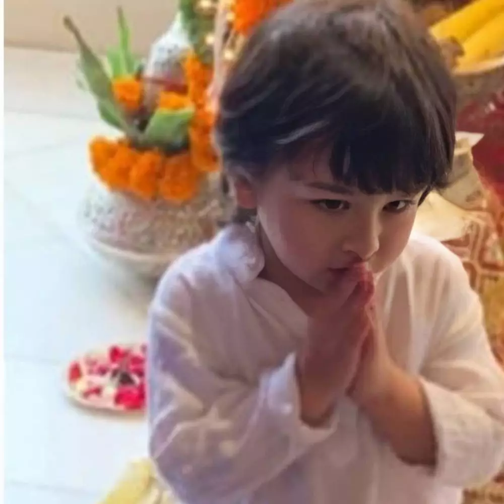 Potret gemas Taimur  © 2020 Instagram/@therealkareenakapoor ; Instagram/@kareenakapoorkhan