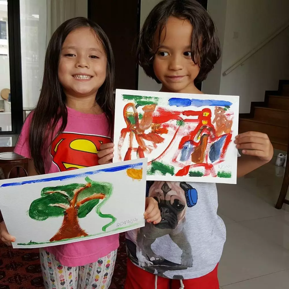 Potret Noah Sinclair melukis © 2020  Instagram/@ashrafsinclair ; Instagram/@dida_sinclair