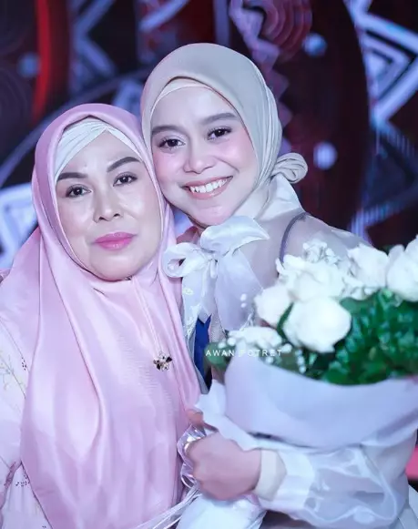 Kedekatan Lesty Kejora & ibunda © 2020 brilio.net Kedekatan Lesty Kejora & ibunda © 2020 brilio.net