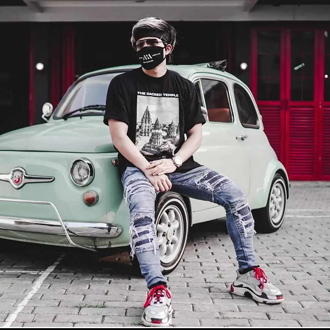 10 Gaya nyentrik selebriti memakai masker saat pandemi, curi perhatian