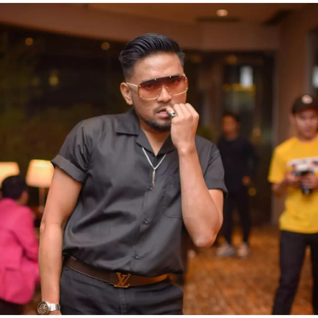 Bikin geger, ular 2 meter berkeliaran di komplek rumah Imam Darto