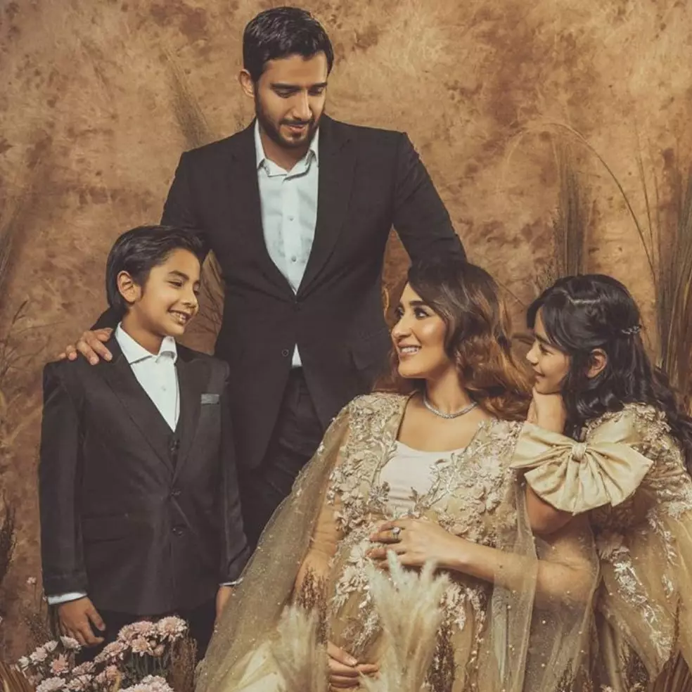 6 Gaya pemotretan maternity Tania Nadira, paras suaminya manglingi