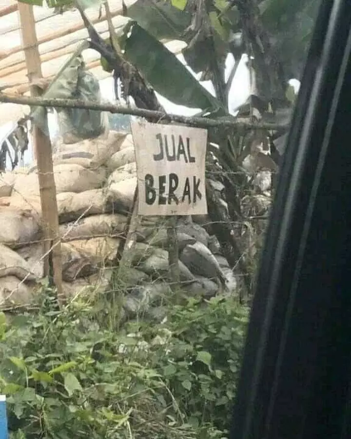 tulisan spanduk salah tempat © 2020 1cak.com