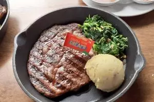 Tips membuat steak seenak di restoran ala Chef Gordon Ramsay