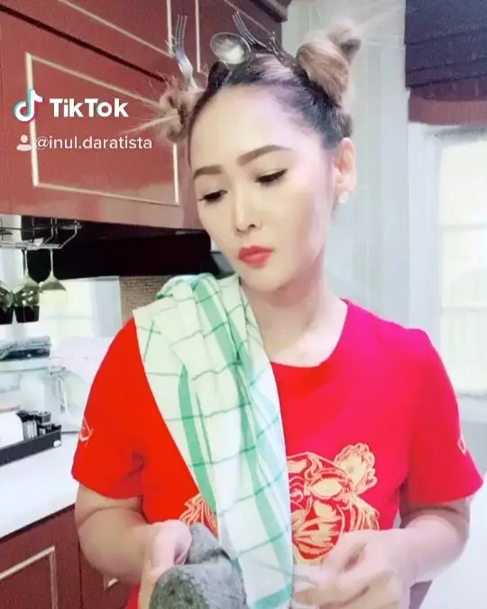 potret inul saat masak © 2020 brilio.net potret inul saat masak © 2020 brilio.net
