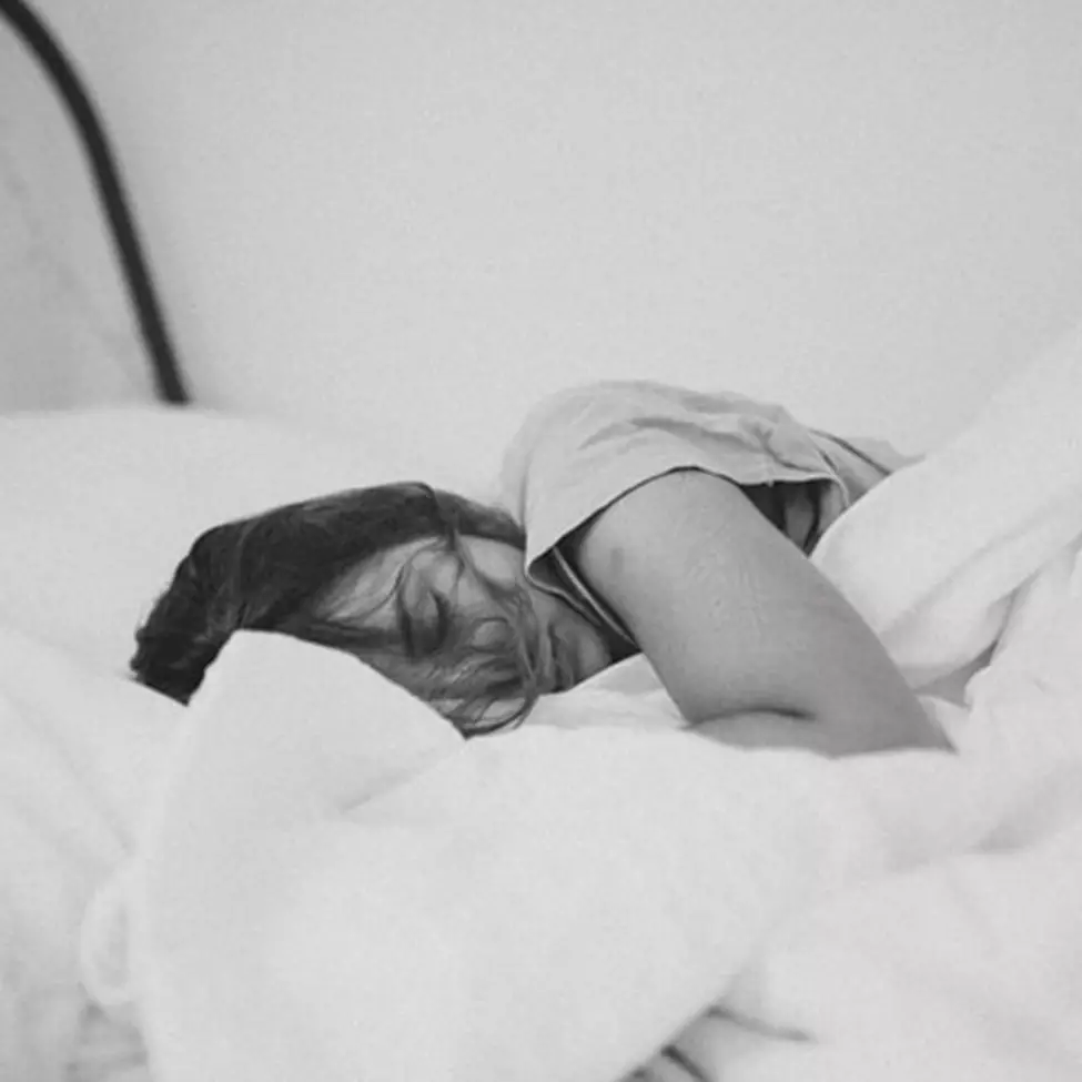 6 Tips mengatasi tidur mendengkur, posisi tidur hingga pola makan