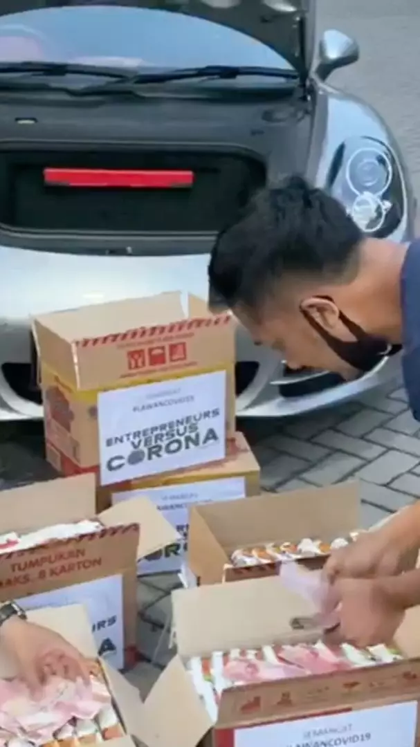 bagi-bagi sembako dan uang © 2020 brilio.net