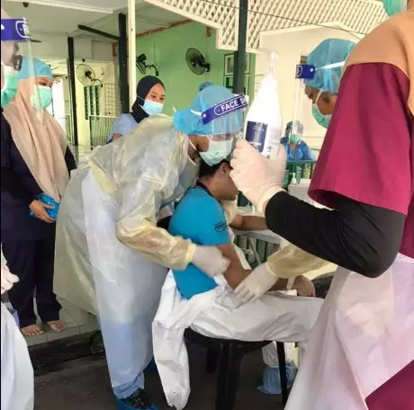 Tim medis kelelahan saat kerja Facebook/Semut Hitam