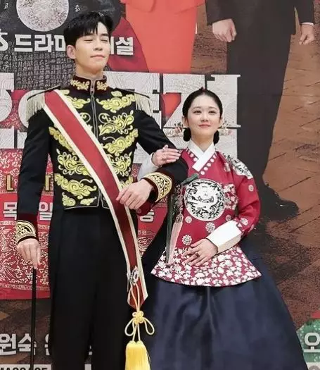 Potret artis di K-drama tinggi beda jauh Berbagai sumber 