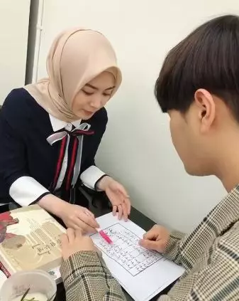 6 Potret Ayana Moon ajari adiknya mengaji Instagram 6 Potret Ayana Moon ajari adiknya mengaji Instagram