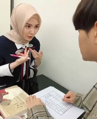 6 Potret Ayana Moon ajari adiknya mengaji Instagram 6 Potret Ayana Moon ajari adiknya mengaji Instagram