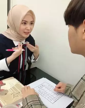 6 Potret Ayana Moon ajari adiknya mengaji Instagram 6 Potret Ayana Moon ajari adiknya mengaji Instagram
