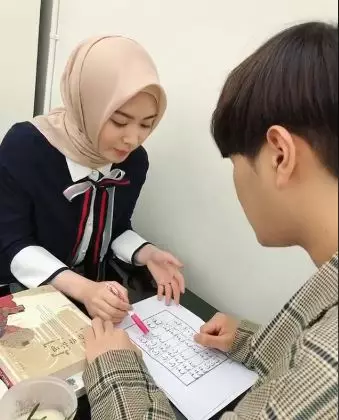 6 Potret Ayana Moon ajari adiknya mengaji Instagram 6 Potret Ayana Moon ajari adiknya mengaji Instagram