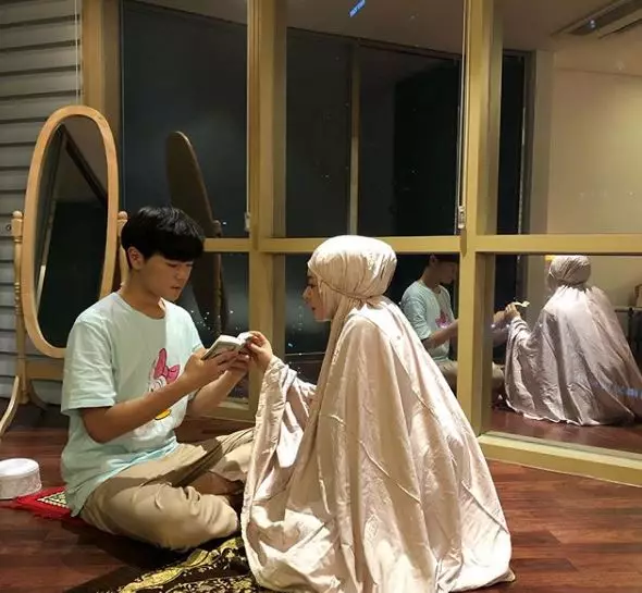 6 Potret Ayana Moon ajari adiknya mengaji Instagram 6 Potret Ayana Moon ajari adiknya mengaji Instagram