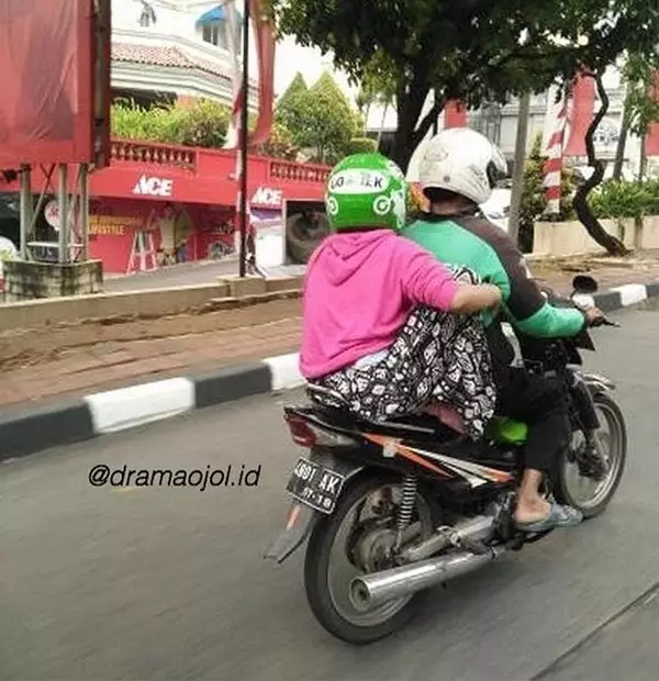 driver ojek online jaga jarak © 2020 brilio.net