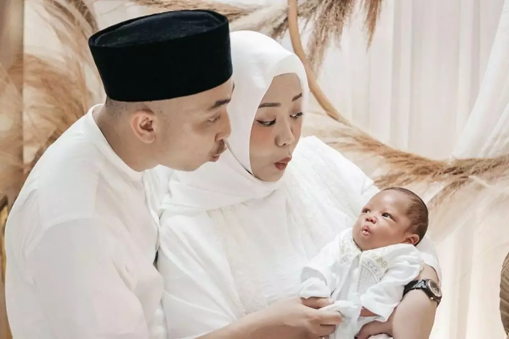 Risa Saraswati momong anak  © 2020 brilio.net Risa Saraswati momong anak  © 2020 brilio.net