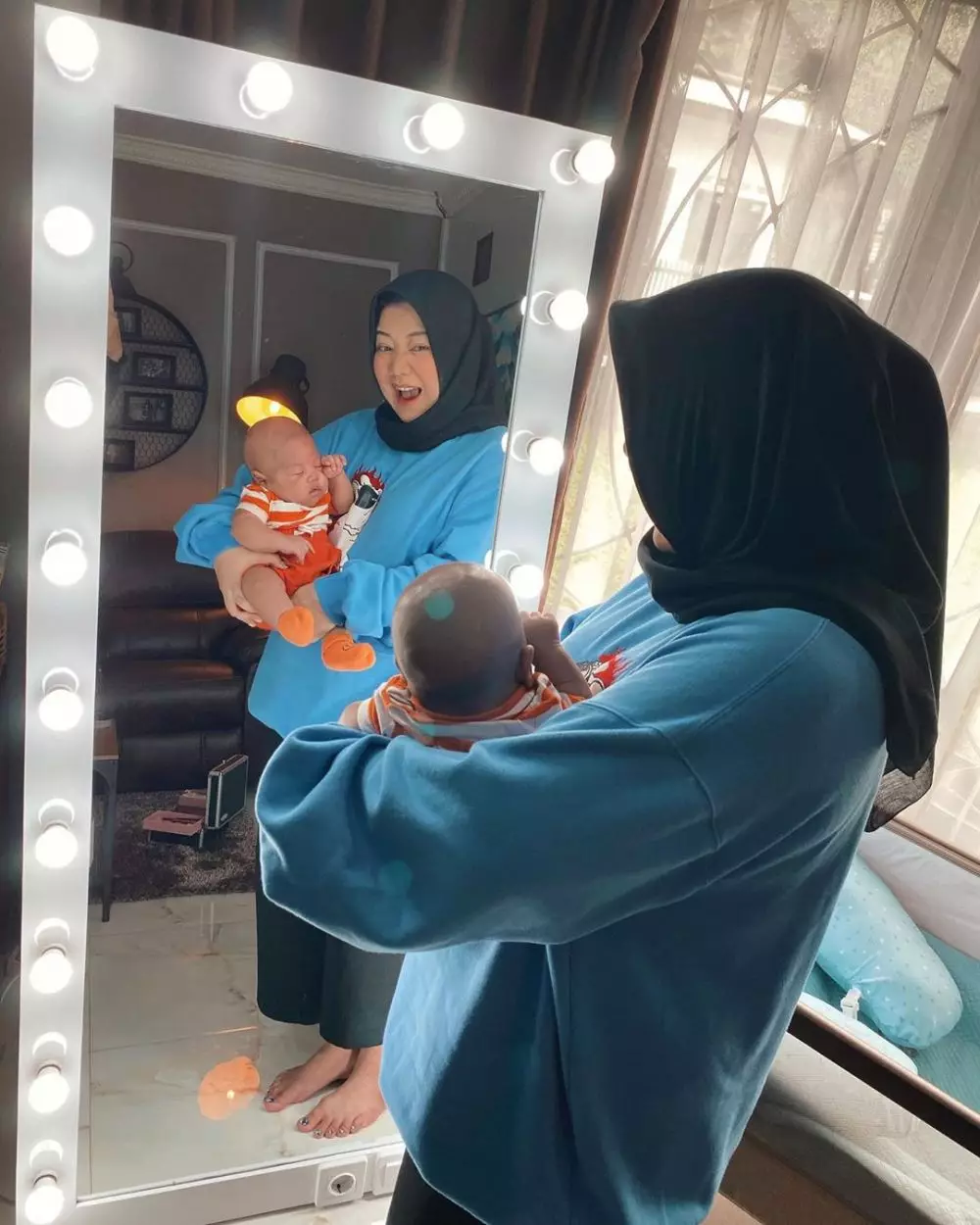 Risa Saraswati momong anak  © 2020 brilio.net Risa Saraswati momong anak  © 2020 brilio.net