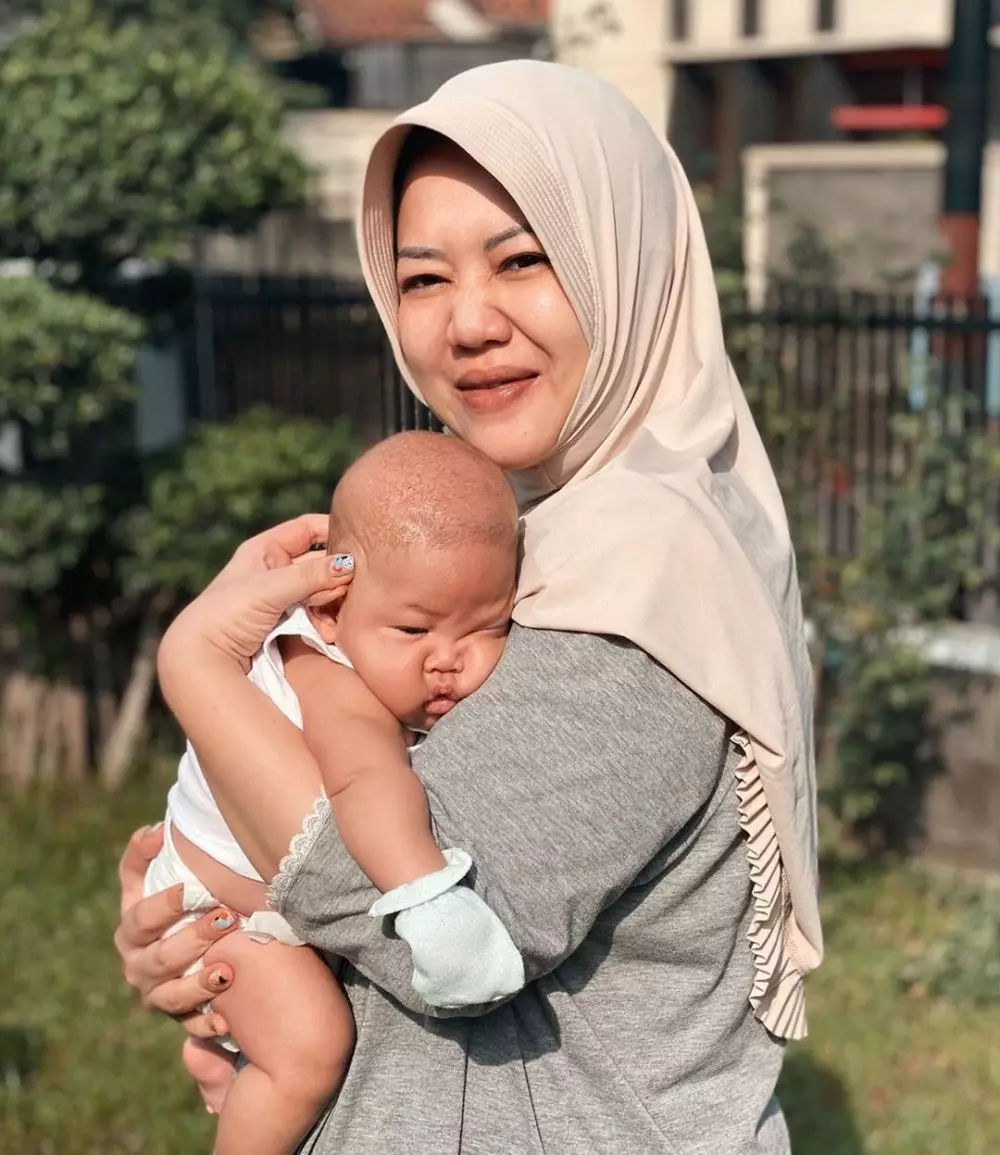 Risa Saraswati momong anak  © 2020 brilio.net Risa Saraswati momong anak  © 2020 brilio.net