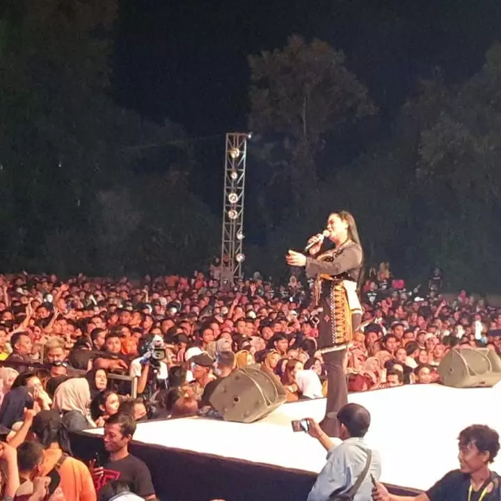 Aksi pentas Yan Vellia istri Didi Kempot © 2020 brilio.net