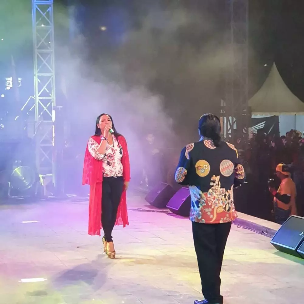 Aksi pentas Yan Vellia istri Didi Kempot © 2020 brilio.net