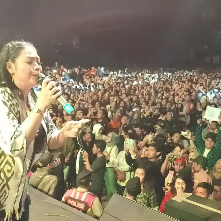 Aksi pentas Yan Vellia istri Didi Kempot © 2020 brilio.net