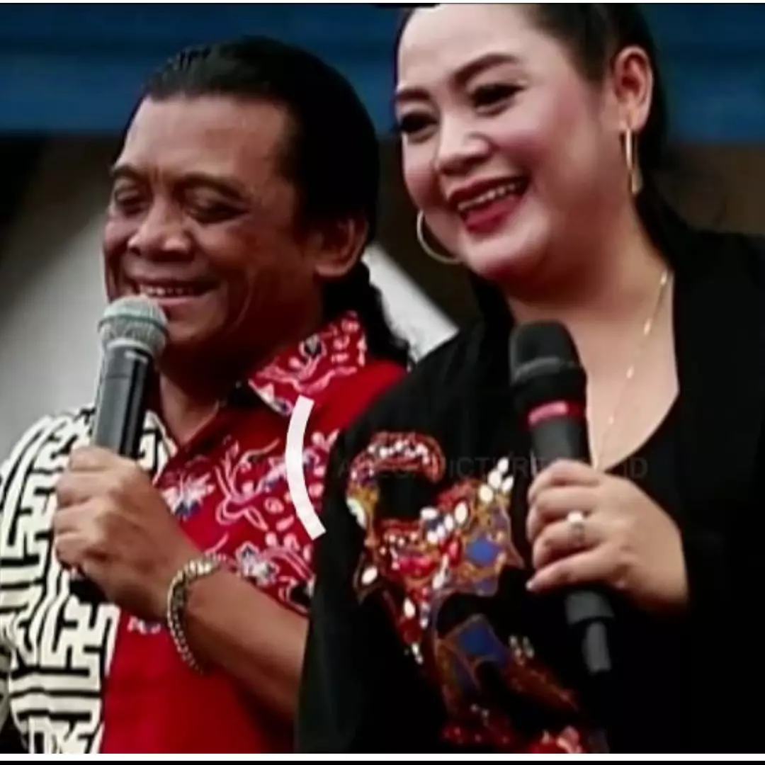 Sesama penyanyi, ini 8 aksi pentas Yan Vellia istri Didi Kempot