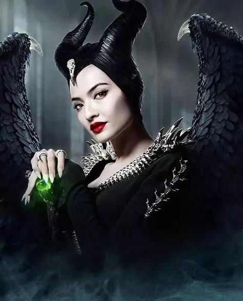 6 potret cetar Raline Shah dengan riasan tebal Instagram 6 potret cetar Raline Shah dengan riasan tebal Instagram