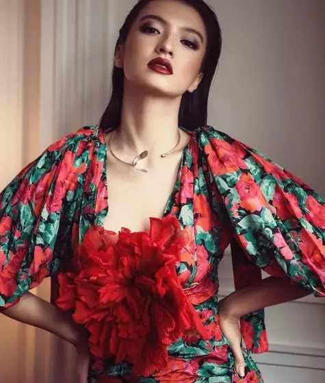 6 potret cetar Raline Shah dengan riasan tebal Instagram 6 potret cetar Raline Shah dengan riasan tebal Instagram