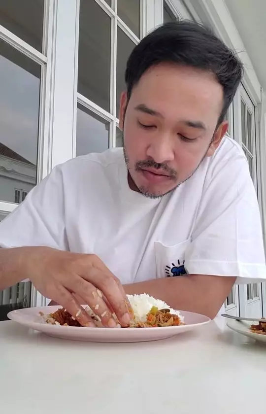 seleb jadi kumis dan brewokan © 2020 brilio.net seleb jadi kumis dan brewokan © 2020 brilio.net