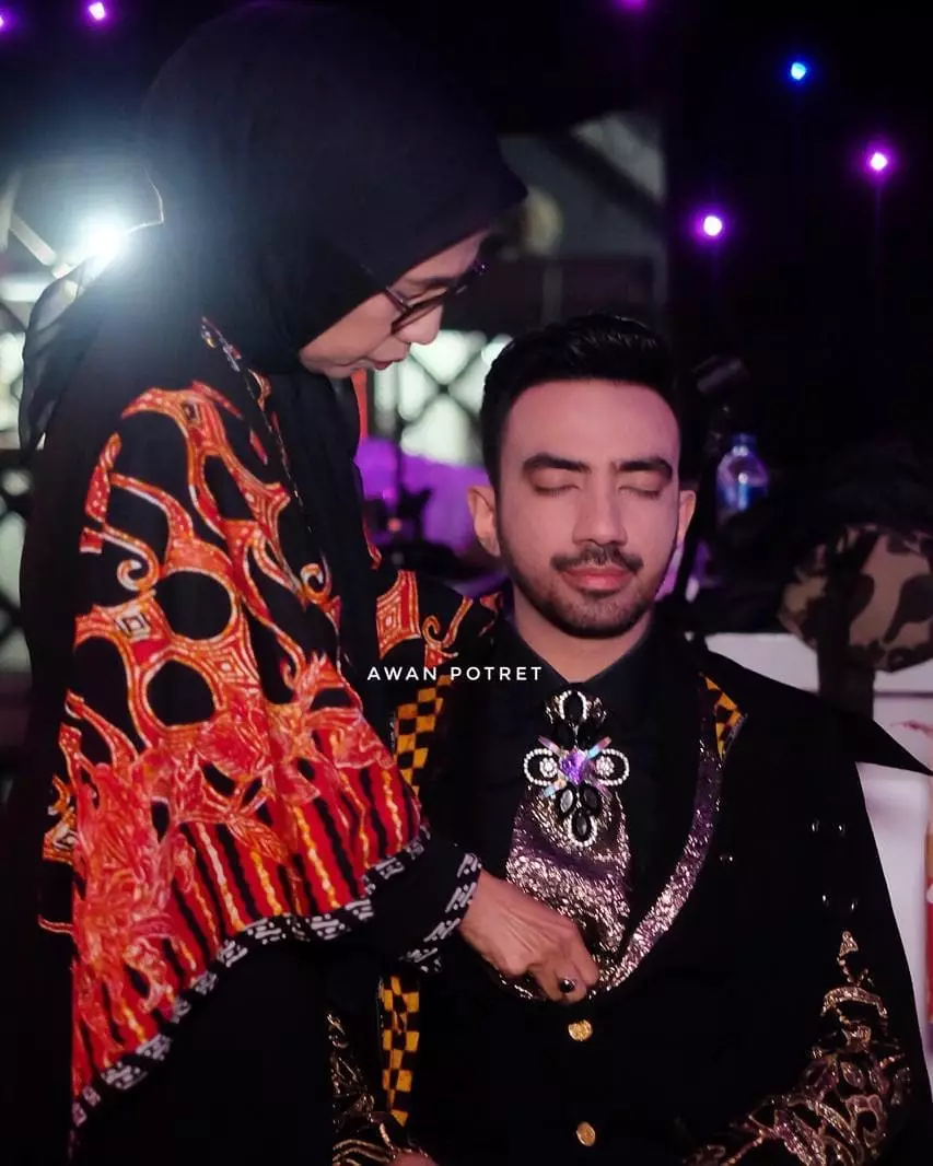 Momen Reza D'Academy dengan sang ibu © 2020 brilio.net