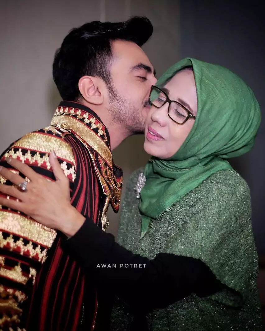 Momen Reza D'Academy dengan sang ibu © 2020 brilio.net