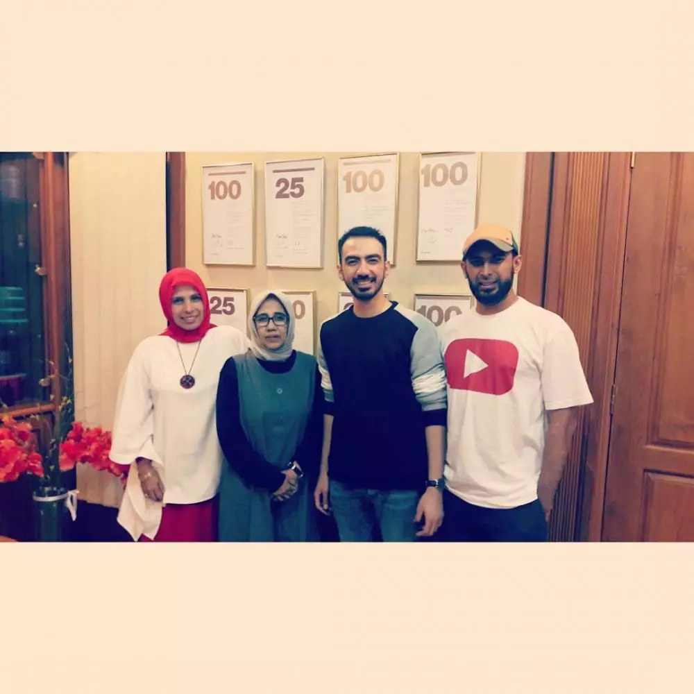 Momen Reza D'Academy dengan sang ibu © 2020 brilio.net