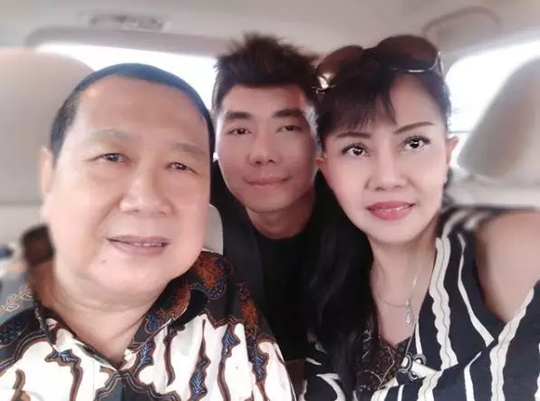 8 potret kebersamaan Roy Kiyoshi dan keluarga Instagram 8 potret kebersamaan Roy Kiyoshi dan keluarga Instagram