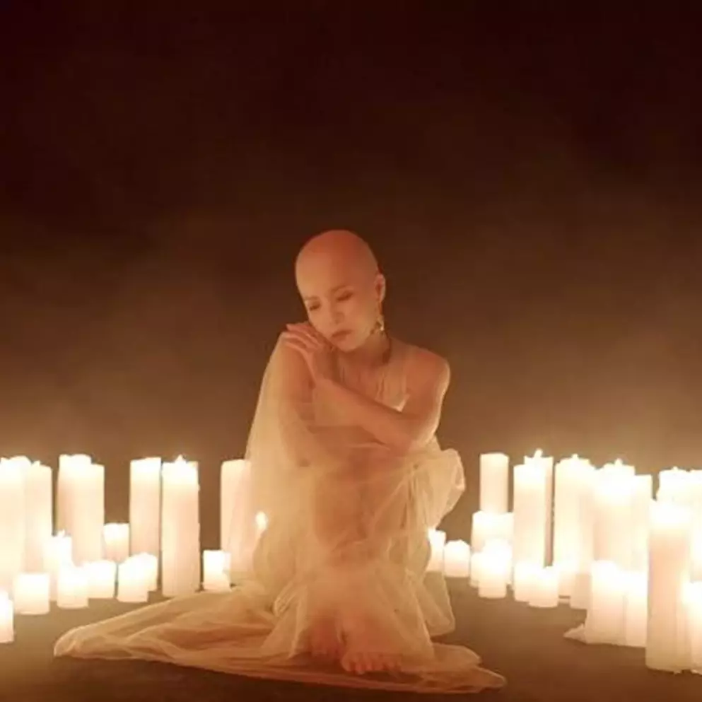 8 Seleb Korea ini patahkan standar kecantikan, Solar tampil botak