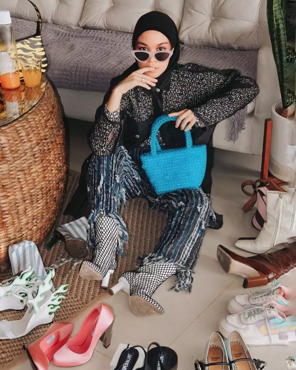 Gaya nyentrik Tantri Namirah saat beraktivitas di rumah © 2020 brilio.net