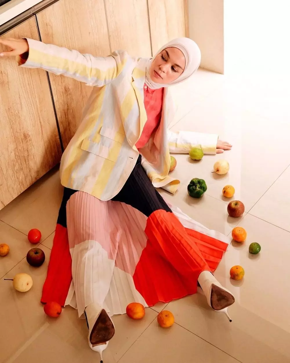 Gaya nyentrik Tantri Namirah saat beraktivitas di rumah © 2020 brilio.net