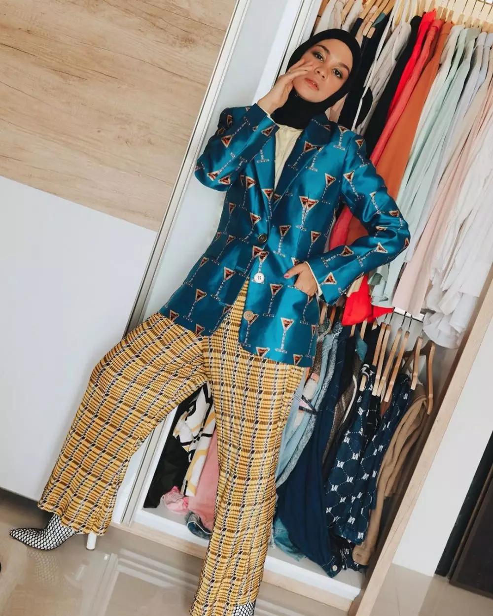 Gaya nyentrik Tantri Namirah saat beraktivitas di rumah © 2020 brilio.net