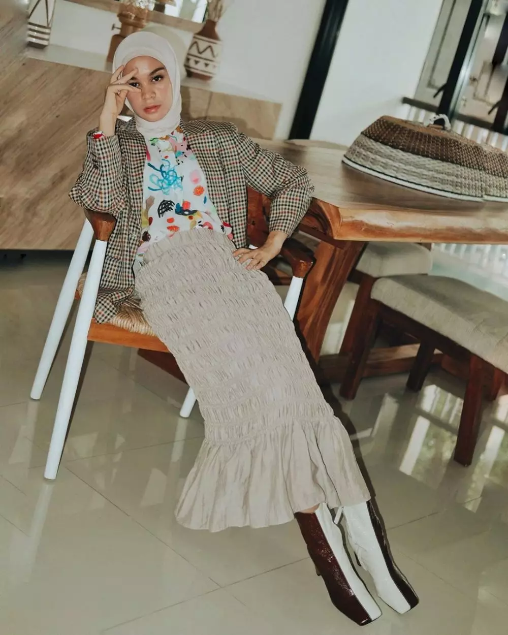 Gaya nyentrik Tantri Namirah saat beraktivitas di rumah © 2020 brilio.net