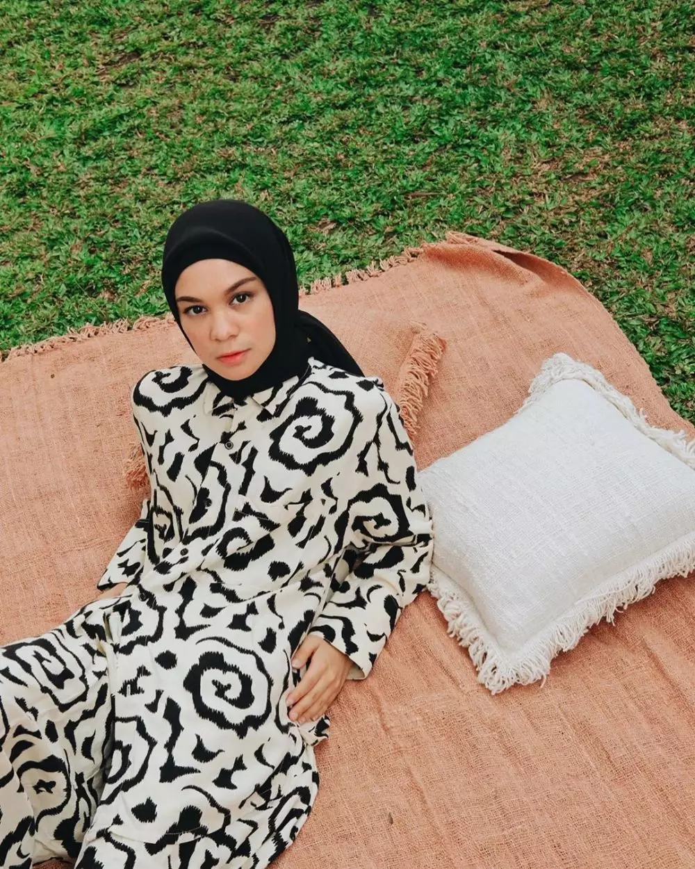 Gaya nyentrik Tantri Namirah saat beraktivitas di rumah © 2020 brilio.net