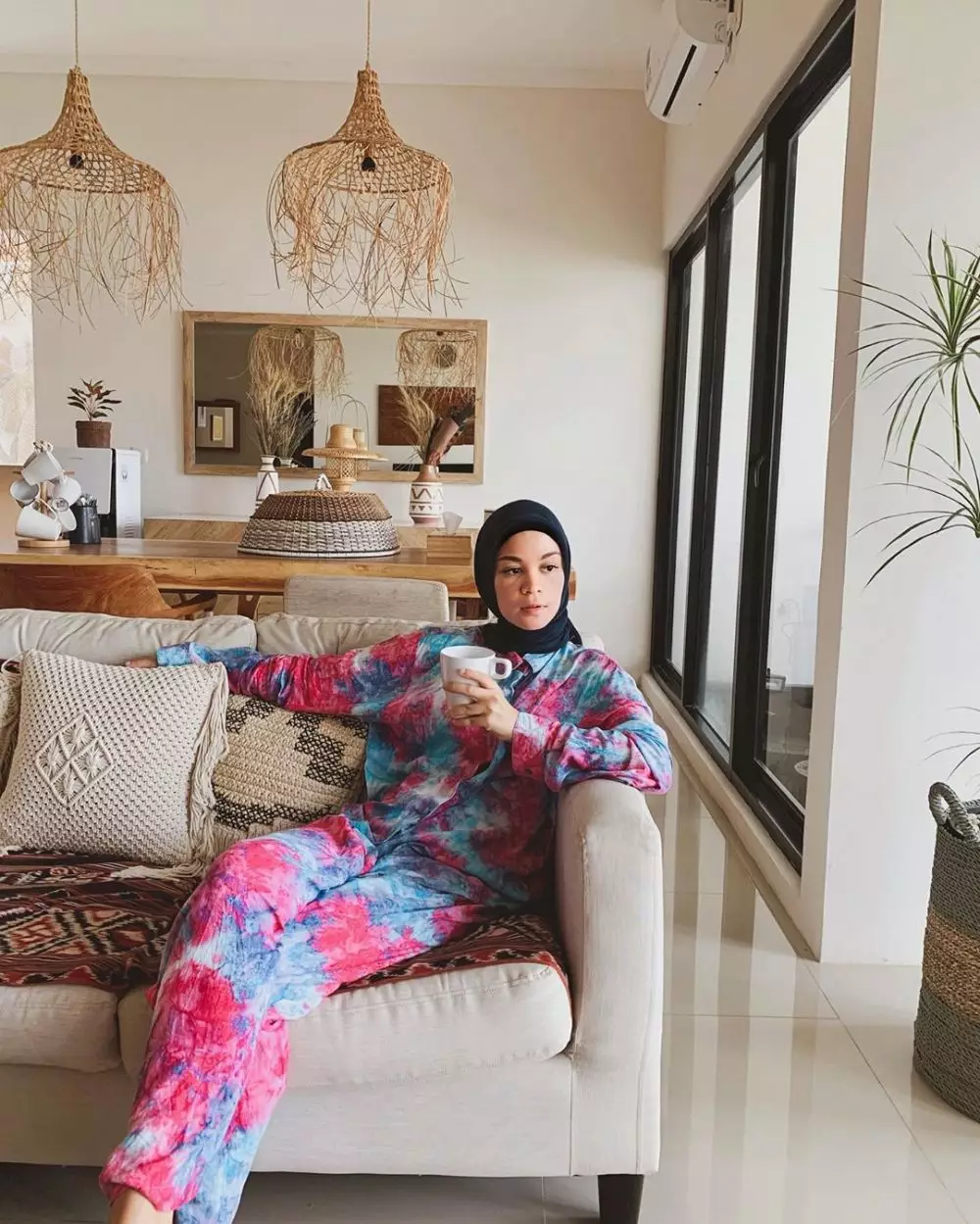 Gaya nyentrik Tantri Namirah saat beraktivitas di rumah © 2020 brilio.net