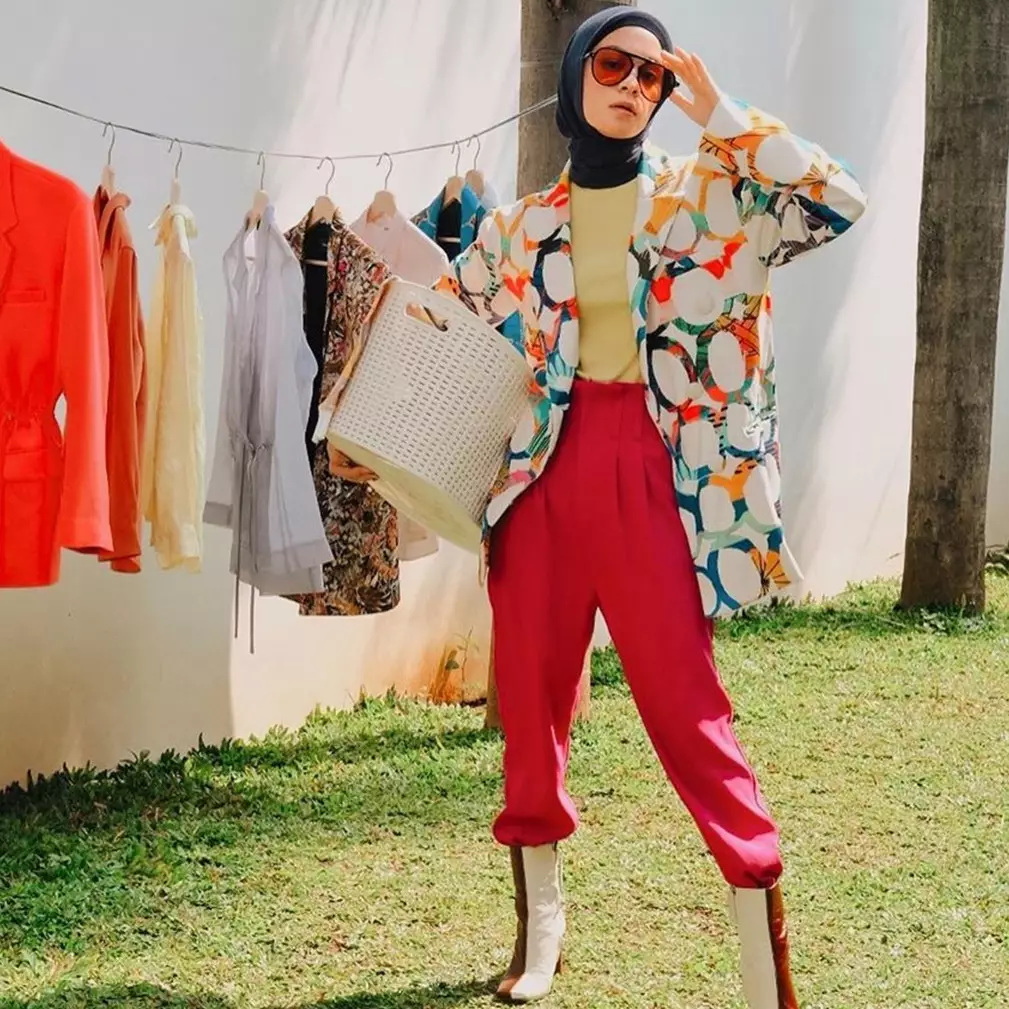8 Gaya stylish Tantri Namirah di rumah, cuci baju pakai sepatu boots