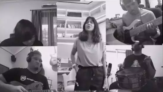 Dian sastro lakukan virtual jamming bersama teman smp © 2020 brilio.net Dian sastro lakukan virtual jamming bersama teman smp © 2020 brilio.net