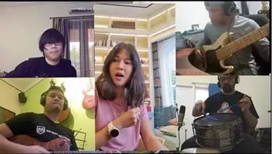 Dian sastro lakukan virtual jamming bersama teman smp © 2020 brilio.net Dian sastro lakukan virtual jamming bersama teman smp © 2020 brilio.net