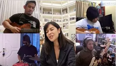 Dian sastro lakukan virtual jamming bersama teman smp © 2020 brilio.net Dian sastro lakukan virtual jamming bersama teman smp © 2020 brilio.net