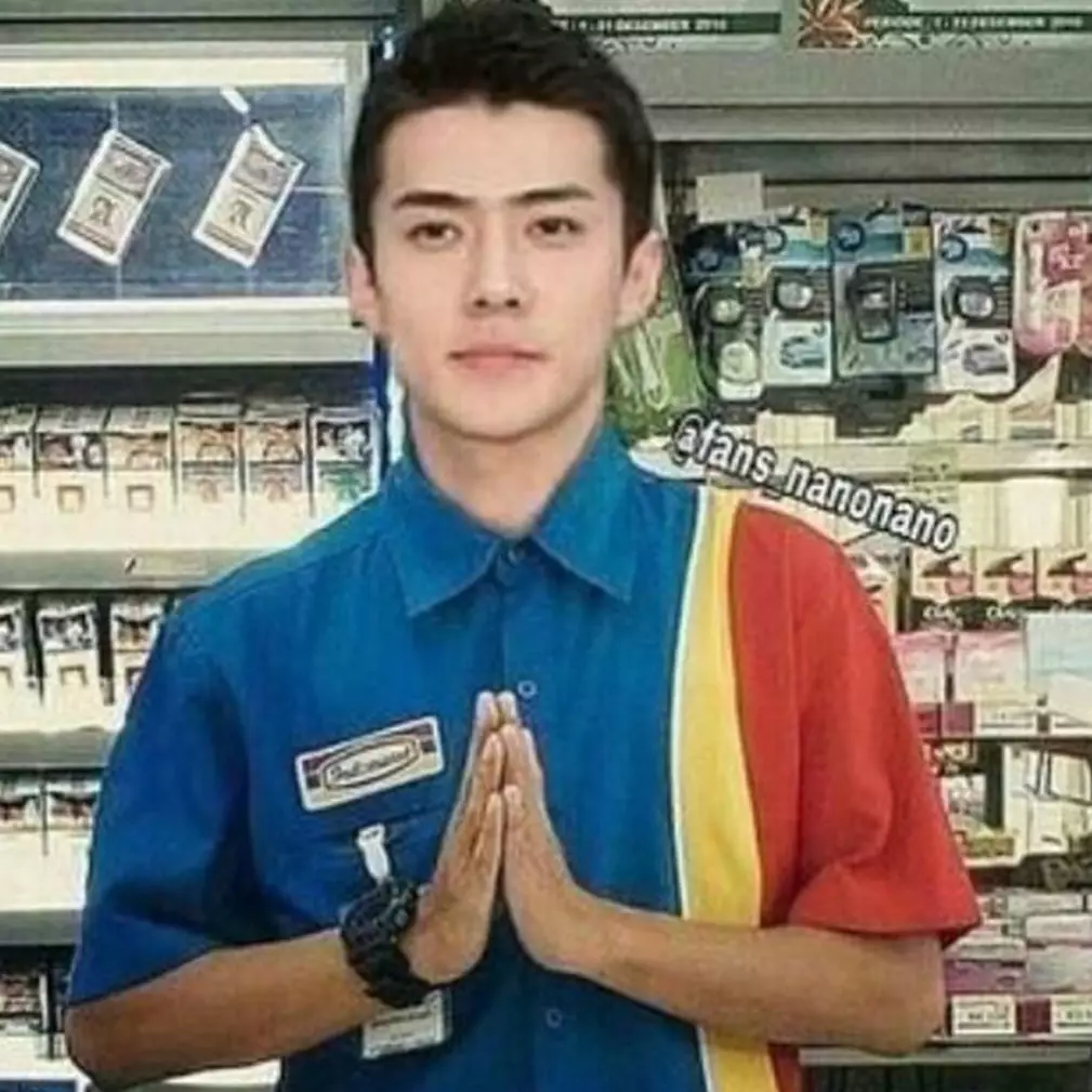 10 Editan foto oppa Korea jadi karyawan minimarket, bikin ketawa geli