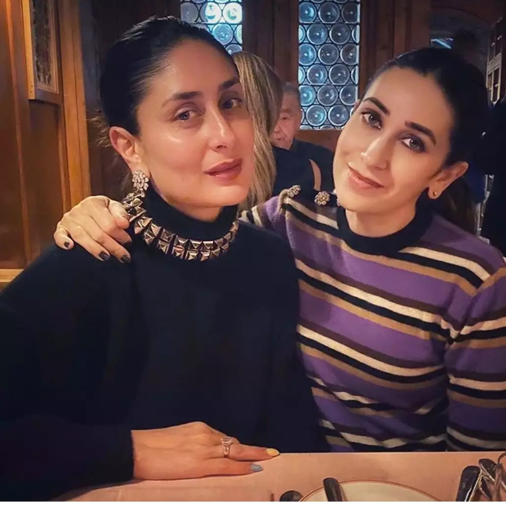 10 Transformasi Karisma dan Kareena Kapoor, duo sister Bollywood