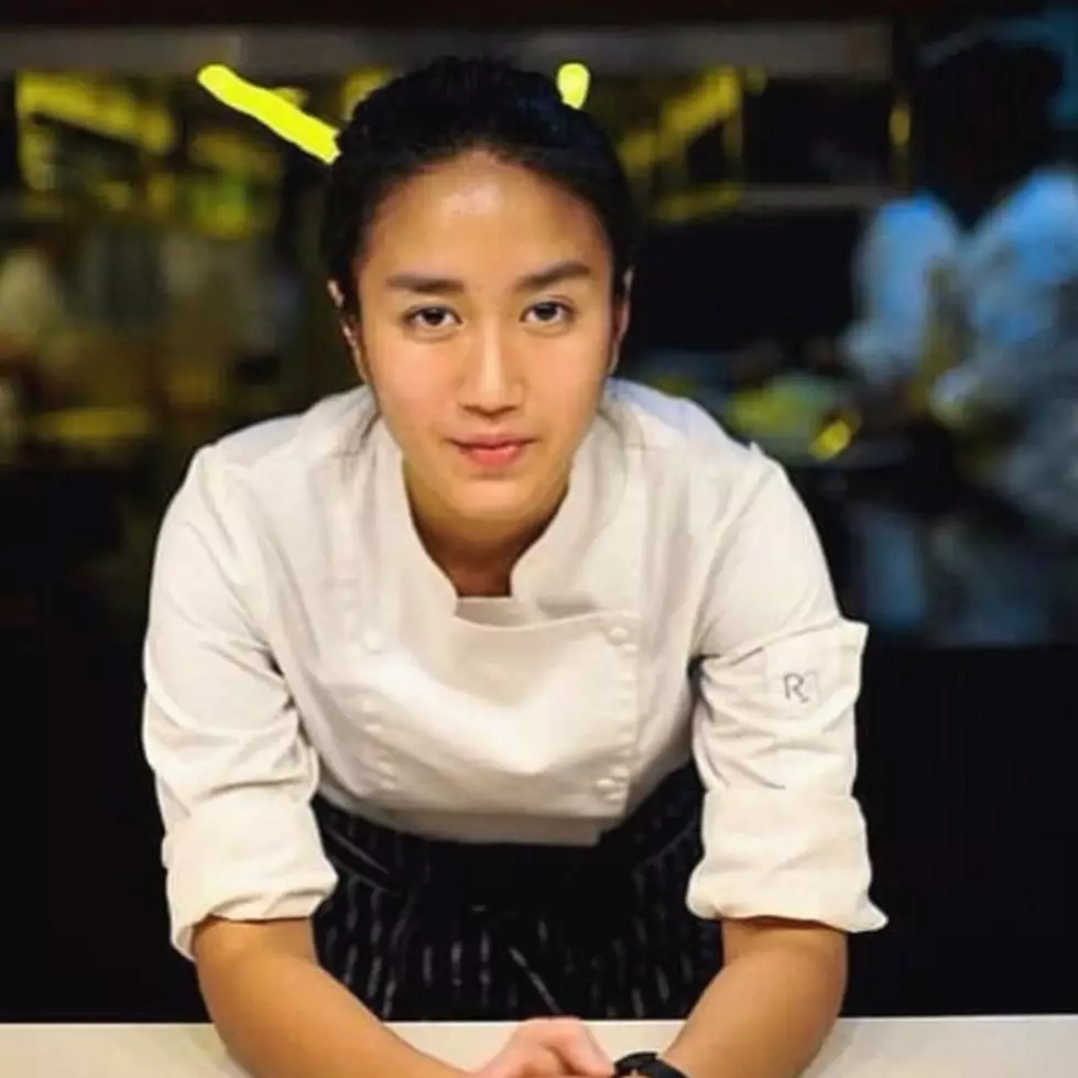 Biasa tomboi, 5 potret Renatta Moeloek pakai dress ini anggun banget