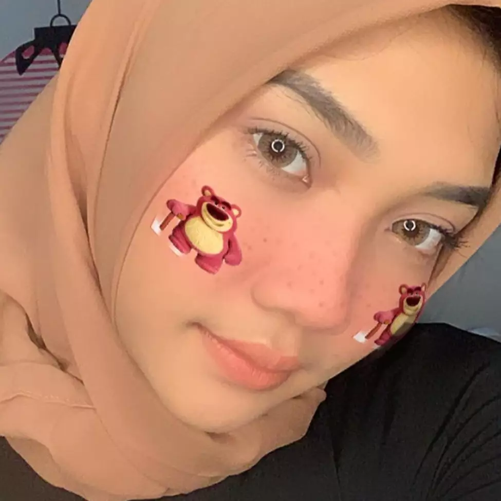 6 Gaya Cindy Caroline kenakan hijab, tampil memesona dan manglingi