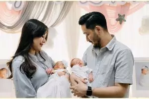 6 Pemotretan keluarga Syahnaz & Jeje di rumah, si kembar jadi sorotan