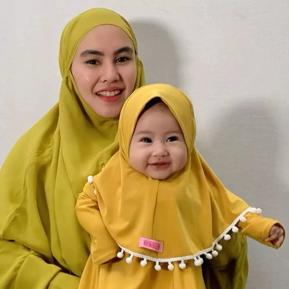 10 potret Kartika Putri momong anak, sang putri bikin gemas